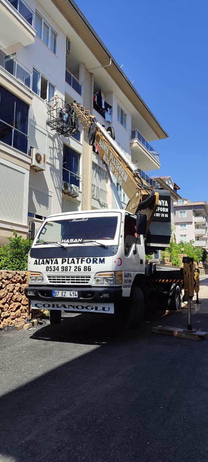 Alanya araç üstü platform kiralama - Eğimli sokakta pencere önü panjur tamiri